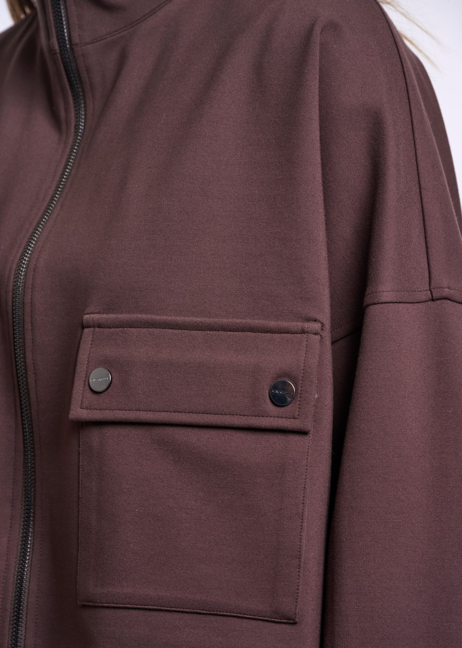 A short jacket with a zipper closure, designed for easy everyday wear. The clean fastening gives it a practical, modern feel while keeping the silhouette versatile for seasonal styling.