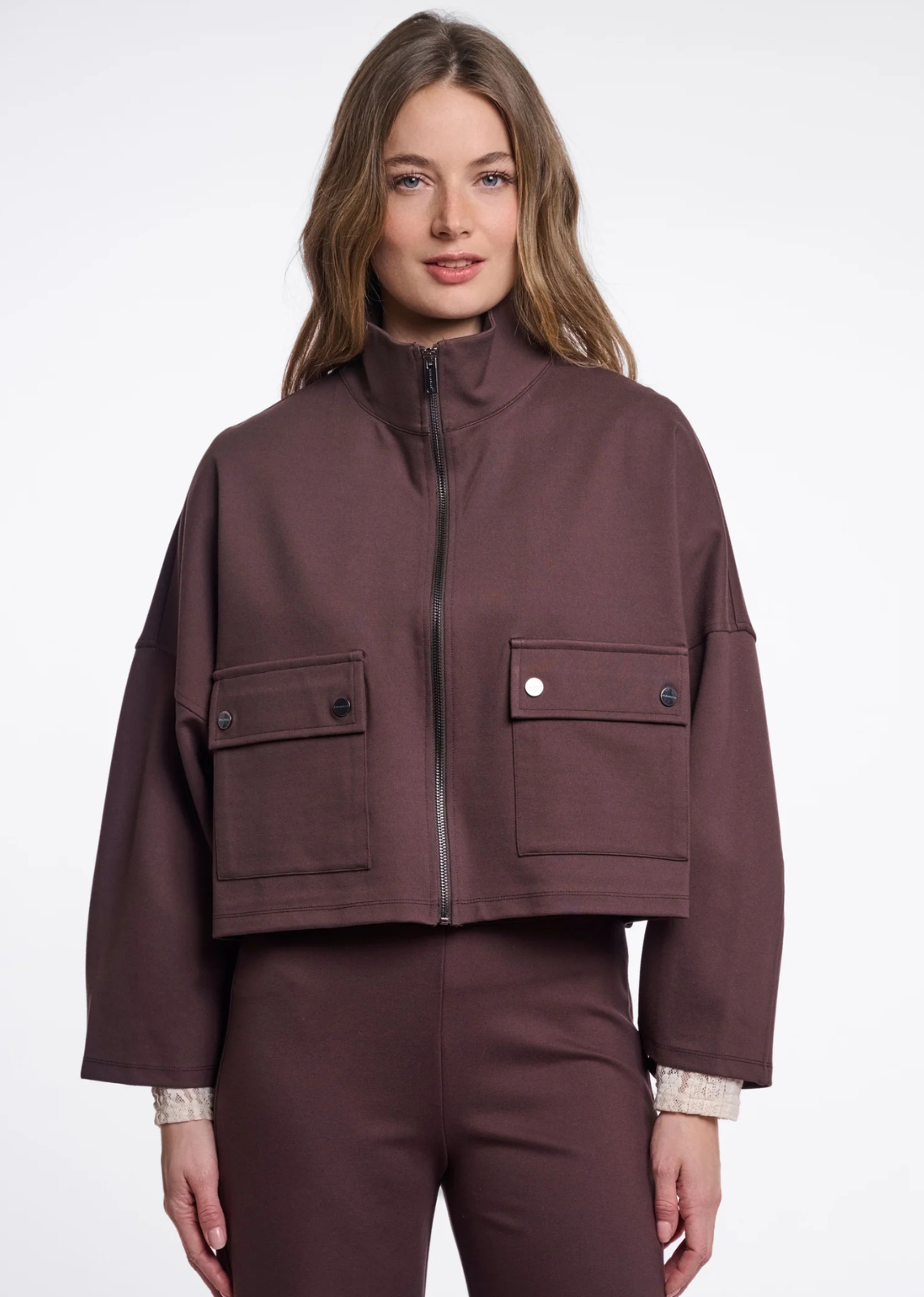 A short jacket with a zipper closure, designed for easy everyday wear. The clean fastening gives it a practical, modern feel while keeping the silhouette versatile for seasonal styling.