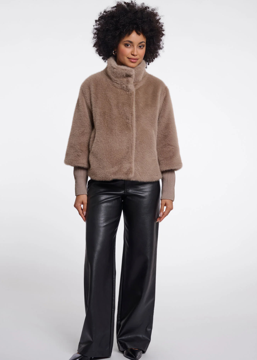 A new take on our iconic Feline jacket. Designed with a modern straight silhouette, this soft faux fur jacket features detachable sleeves, making it easy to adapt your look on milder days or when you want to show off your favourite knit or lace top. A versatile statement piece for effortless autumn and winter styling.