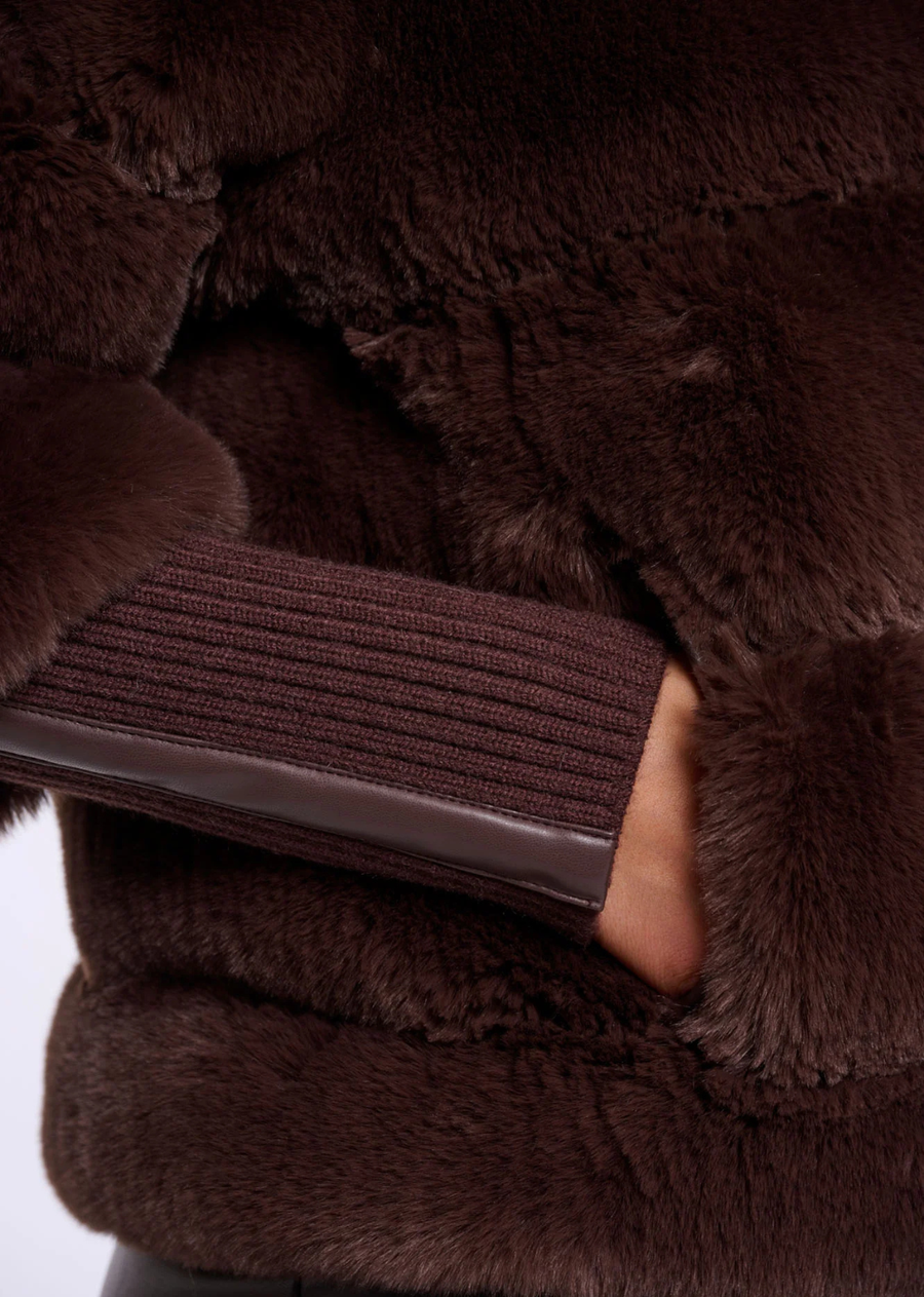 Imagine yourself wrapped in the luxurious softness of the Feline Faux Fur Jacket. Crafted from ultra-soft faux fur, this versatile style combines the warmth and coverage of a coat with the ease and versatility of a jacket. Designed with a snap-button closure, a stand-up collar and convenient side slit pockets, it offers both comfort and a sophisticated look. Thanks to its detachable sleeves, the Feline provides multiple styling options throughout the season. Wear it as a warm faux fur jacket on colder days 