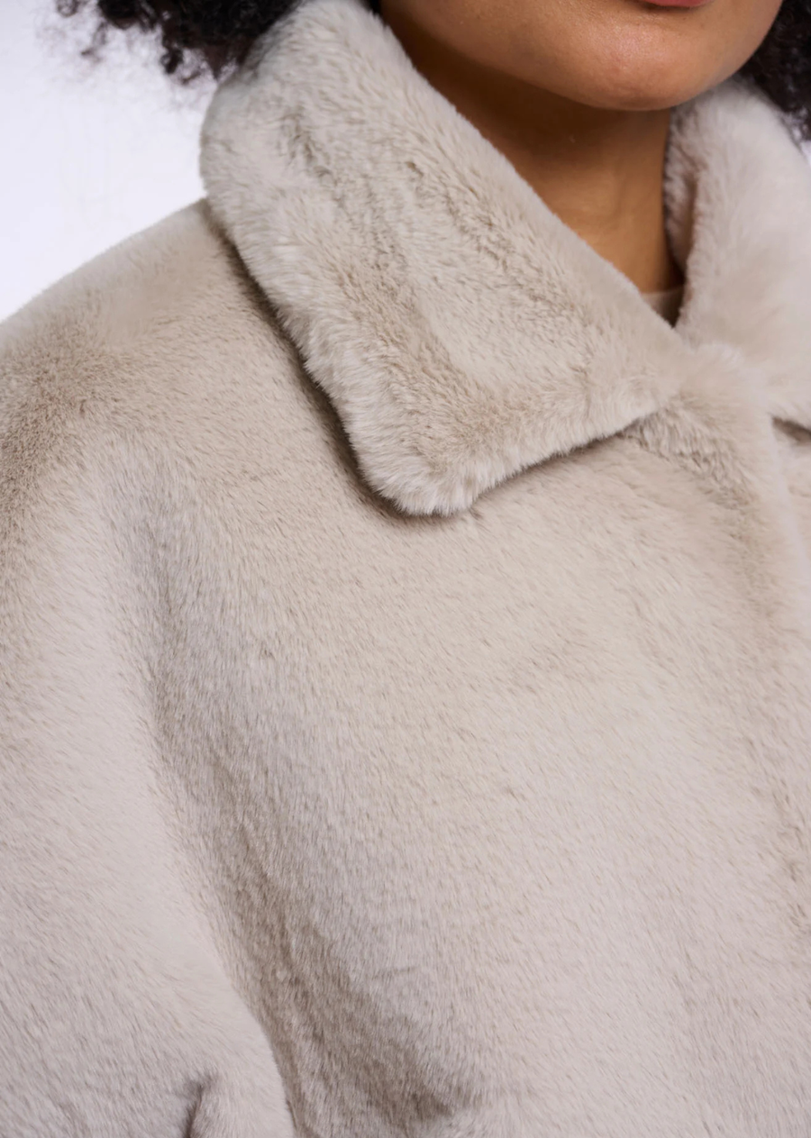 Wrap yourself in effortless elegance with the Bodil faux fur cape. Designed with a relaxed silhouette, statement collar and soft faux fur finish, this timeless layer offers exceptional warmth while elevating every outfit. Perfect for layering over knitwear, sweaters or your favorite coat, it's the ideal finishing touch for sophisticated winter styling.