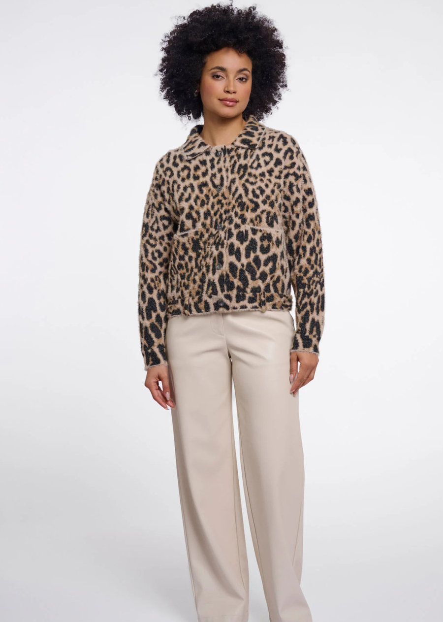 Indulge in the luxurious softness of the Bubbly jacket. Made from our signature material, this short jacket is a must-have addition to your wardrobe. This short jacket features a contemporary boxy silhouette, a flat collar, a button closure, two open front pockets, a button closure on each cuff and button details on the back. Elevate your wardrobe with this exquisite piece that effortlessly combines luxury and practicality.