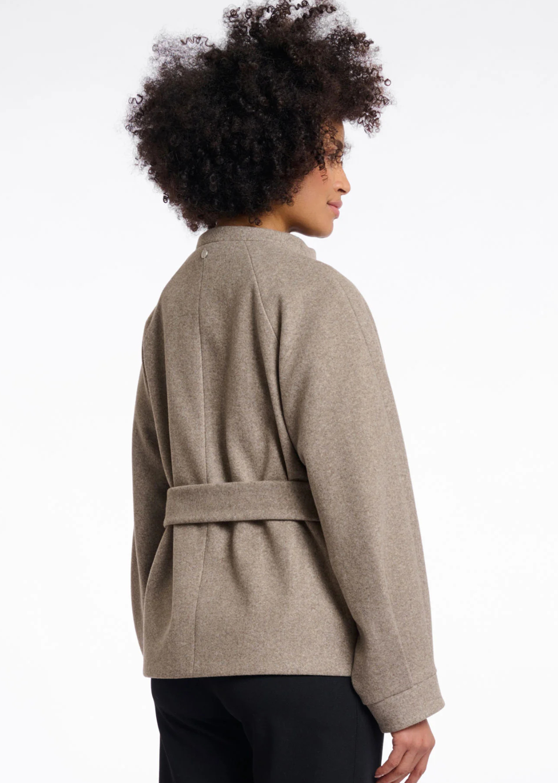 The Cornelia coat is a timeless favourite thanks to its elegant appearance and easy-to-wear design. Crafted from a soft, lightweight quality, it is designed to be worn throughout the year. Style it as a lightweight coat during spring and autumn, layer it over knitwear on colder winter days, or wear it as a chic extra layer on cool summer evenings. The belt allows you to create a more defined silhouette, while the button closure, stand-up collar and practical side pockets add comfort and functionality. Effor