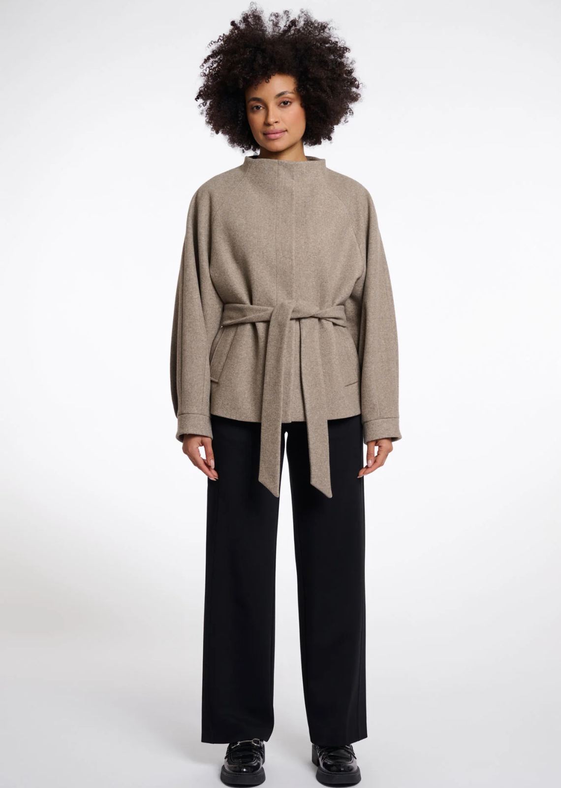 The Cornelia coat is a timeless favourite thanks to its elegant appearance and easy-to-wear design. Crafted from a soft, lightweight quality, it is designed to be worn throughout the year. Style it as a lightweight coat during spring and autumn, layer it over knitwear on colder winter days, or wear it as a chic extra layer on cool summer evenings. The belt allows you to create a more defined silhouette, while the button closure, stand-up collar and practical side pockets add comfort and functionality. Effor