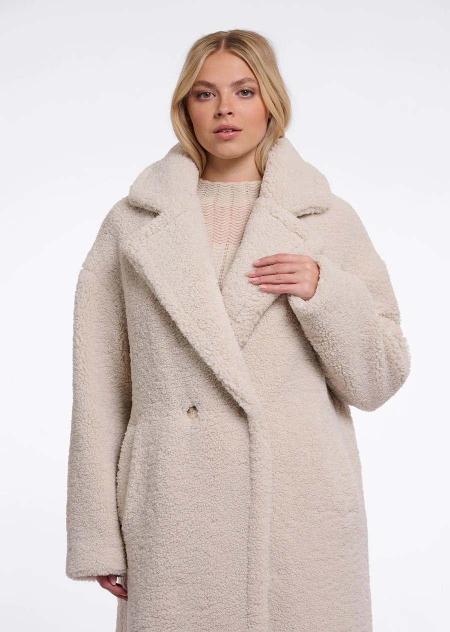 Looking for a cozy and comfortable teddy coat to keep you warm this season? With its boxy fit, double-breasted button closure, large lapel collar, and side slit pockets, this coat is both stylish and practical. So snuggle up and stay warm all winter long in this fabulous coat!