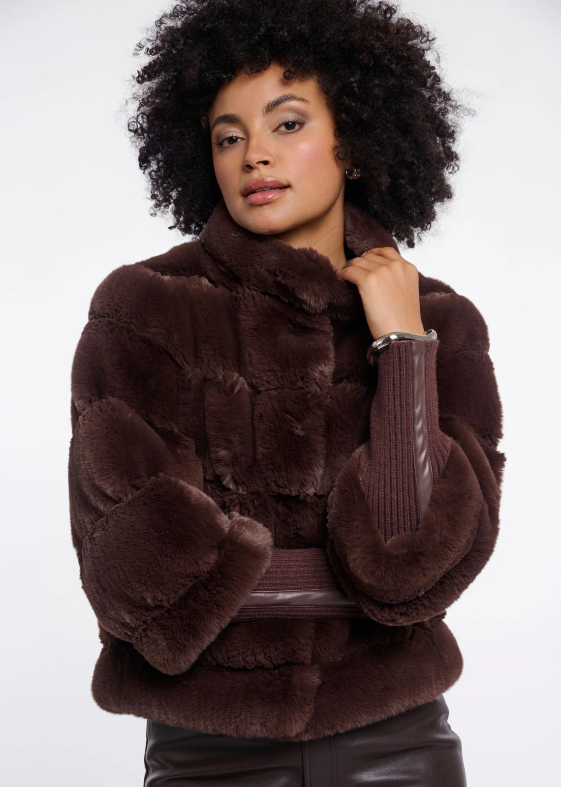 Imagine yourself wrapped in the luxurious softness of the Feline Faux Fur Jacket. Crafted from ultra-soft faux fur, this versatile style combines the warmth and coverage of a coat with the ease and versatility of a jacket. Designed with a snap-button closure, a stand-up collar and convenient side slit pockets, it offers both comfort and a sophisticated look. Thanks to its detachable sleeves, the Feline provides multiple styling options throughout the season. Wear it as a warm faux fur jacket on colder days 