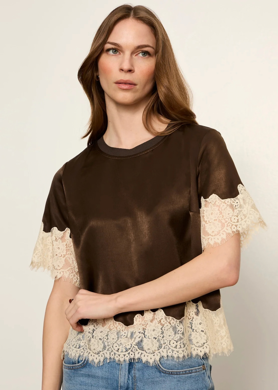 Crew Neck

Short Sleeve

Lace Trim Sleeve and Hem

Lightweight

Relaxed Fit