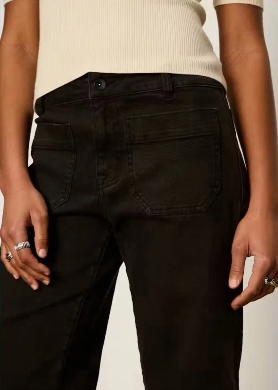A chic take on everyday utility styling, these cropped pants feature a versatile dark wash and a relaxed silhouette that effortlessly bridges comfort and polish.