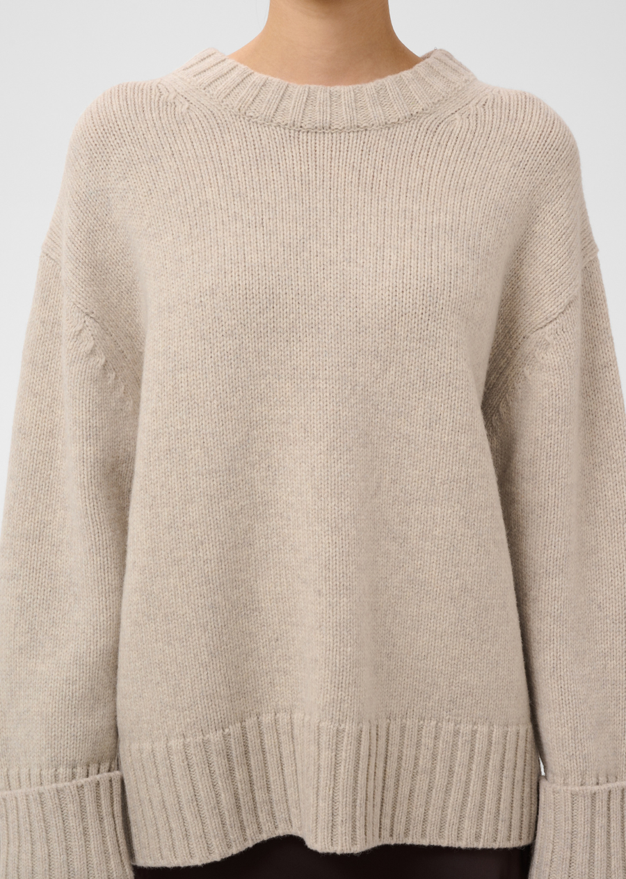 Wrap yourself in effortless comfort with this oversized, chunky-knit sweater in a soft melange oat / beige shade. Designed for a cozy, modern silhouette, it offers the ultimate balance of relaxed street style and luxury loungewear.