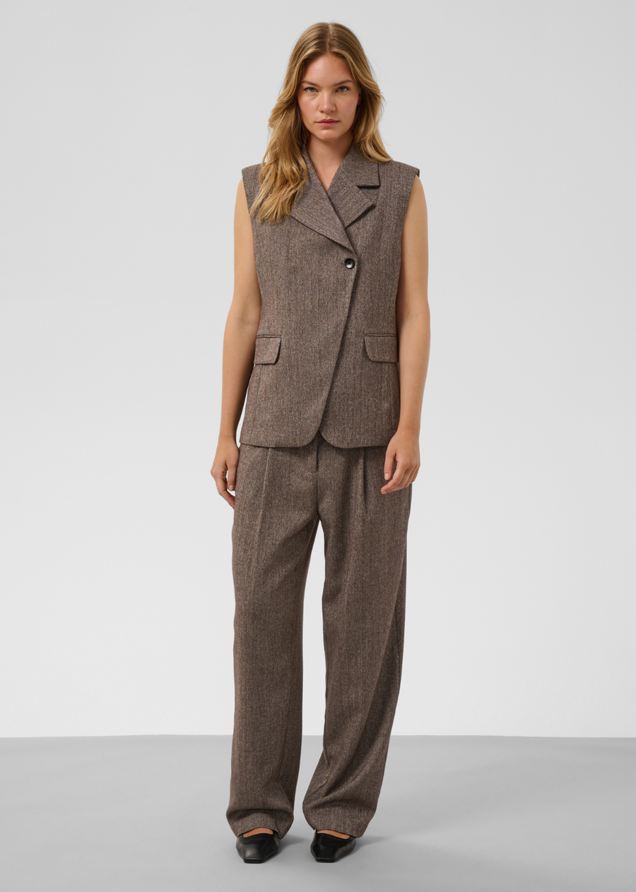 Bring refined tailoring to your wardrobe with these relaxed wide-leg trousers in a classic&nbsp;heathered brown herringbone knit. Blending structural precision with comfortable fluid drape, they offer a sophisticated foundation for effortless suiting and separates.