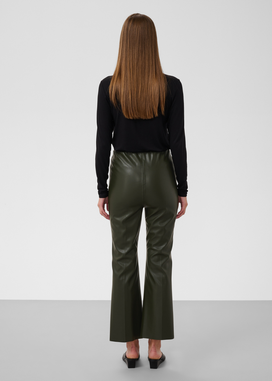 Elevate your everyday wardrobe with the Soaked in Luxury Kaylee Kickflare Pant in Rosin. Crafted from sleek faux leather, these pants offer an edgy yet sophisticated alternative to tailored trousers.