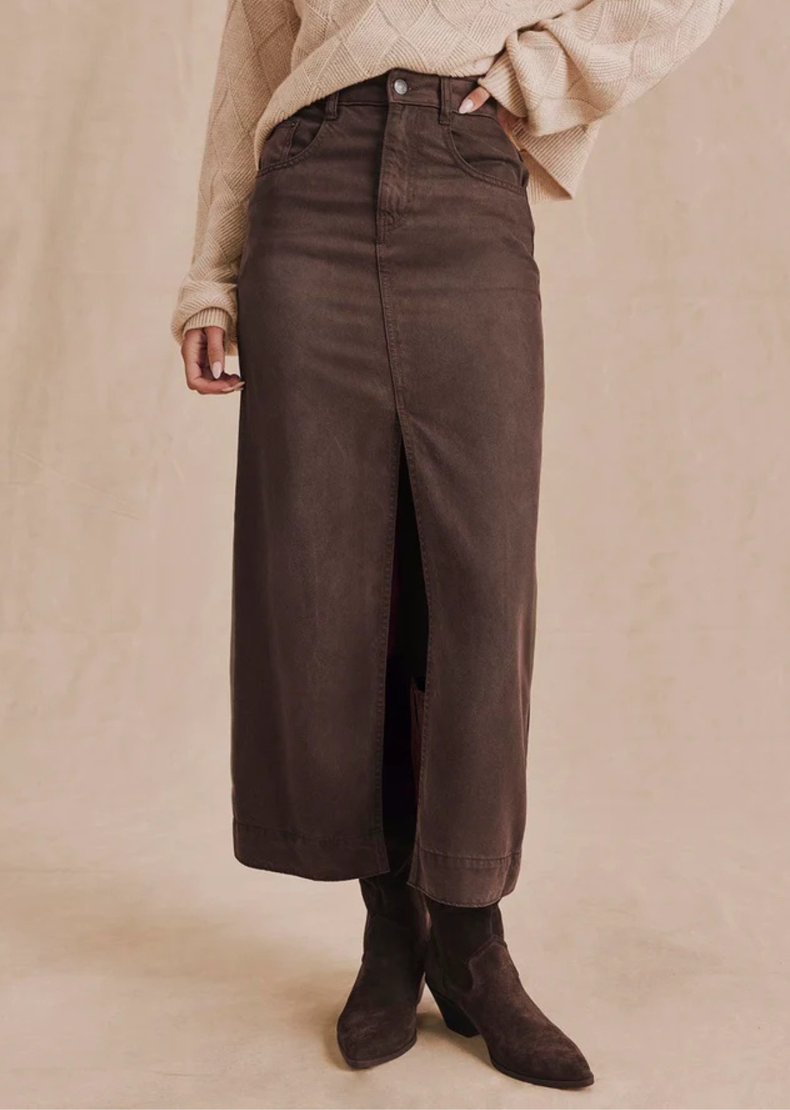 Soft suede construction
Midi length
Front slit detail
Classic five-pocket styling
Zip fly with button closure
Belt loops
Straight silhouette
Designed to pair with everything from chunky knits to fitted tops
100% Tencel

Machine wash cold