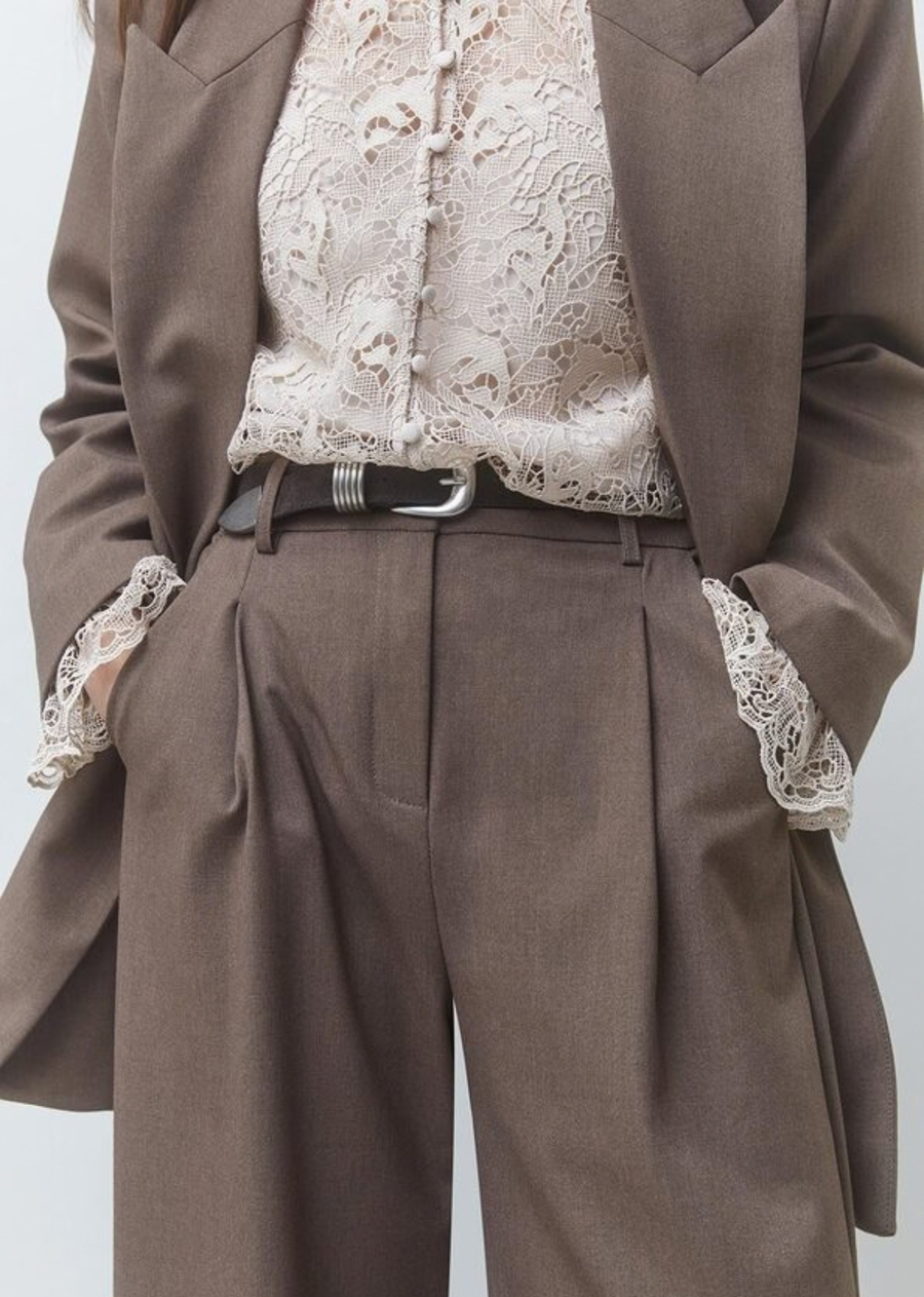 -Taupe pleated suit pants

-Zip fastening under a flap

-Wide-legs

-Made from FSC viscose
