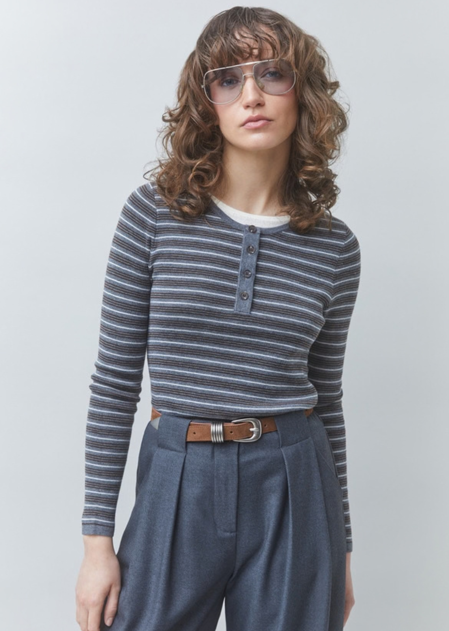 -Striped thin jumper

-Round neck with an optical illusion design

-Front button fastening

-Long sleeves

-Made from wool and silk