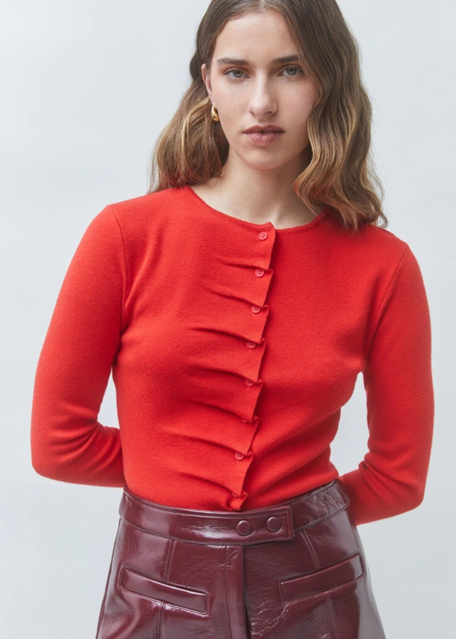 -Red button-down pleated cardigan

-Buttoned closing

-Pleated details

-Long sleeves