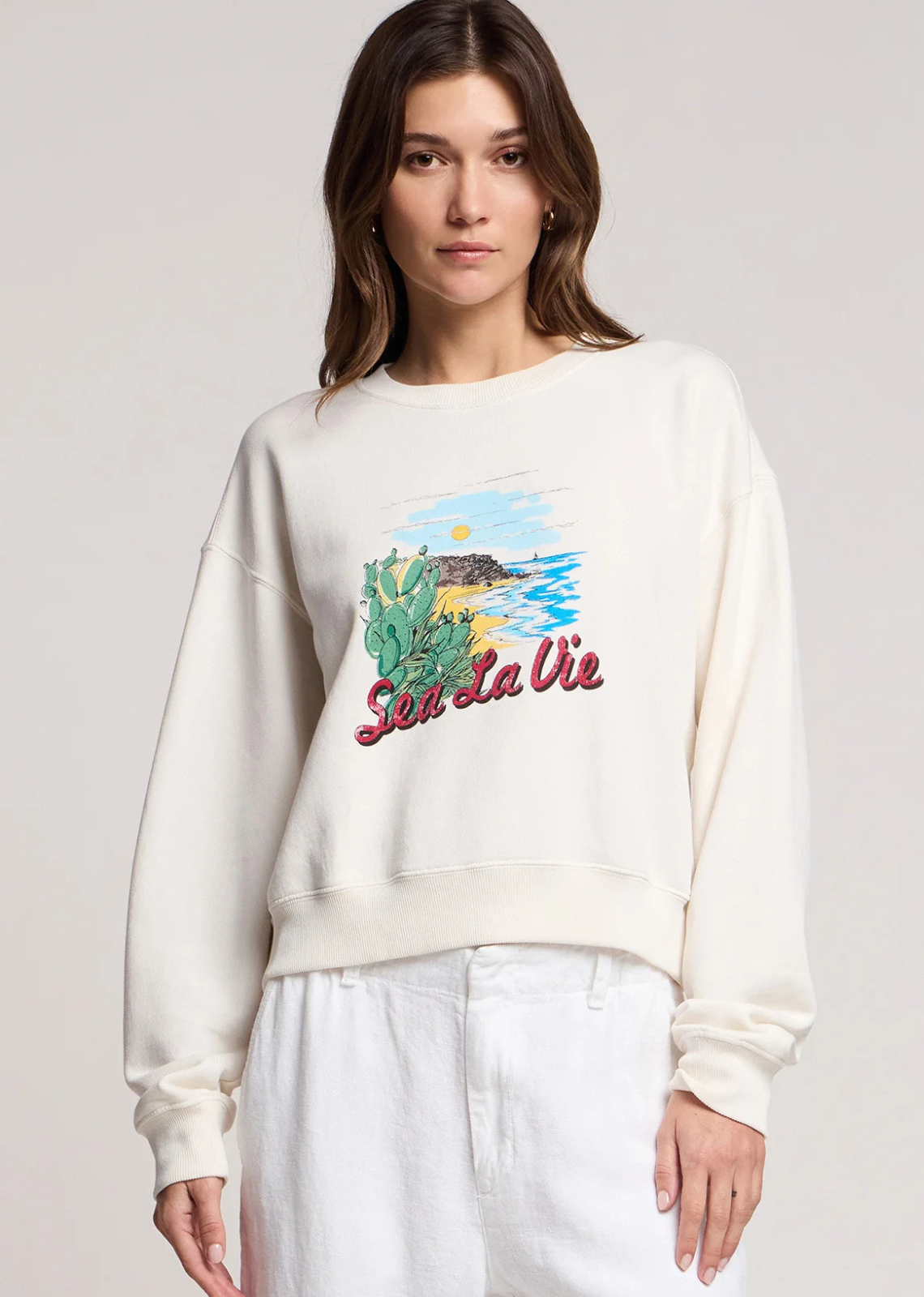 A graphic sweatshirt with California soul. The Kenna is crafted from soft cotton fleece with a crew neck, long sleeves, and a dropped shoulder silhouette for an easy, relaxed fit. Inspired by the California coast, its graphic references the easy, sun-soaked lifestyle the brand is rooted in. The kind of piece you'll reach for on cool mornings and breezy evenings alike.