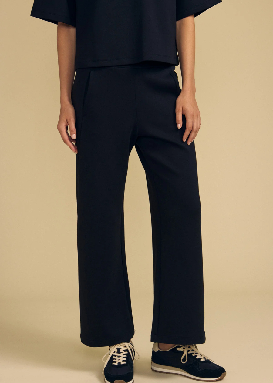 Elevated loungewear meets everyday ease in the Ara sweatpant. Made from a soft, stretchy scuba knit, it features a wide leg, an elastic ribbed pull-on waist, and side seam pockets for effortless comfort. The stretch fabric drapes beautifully without sacrificing structure, making it as suited to a coffee run as it is to lounging at home. Pair it with the Alizza Top for a matching set, or dress it up with a tailored blazer.