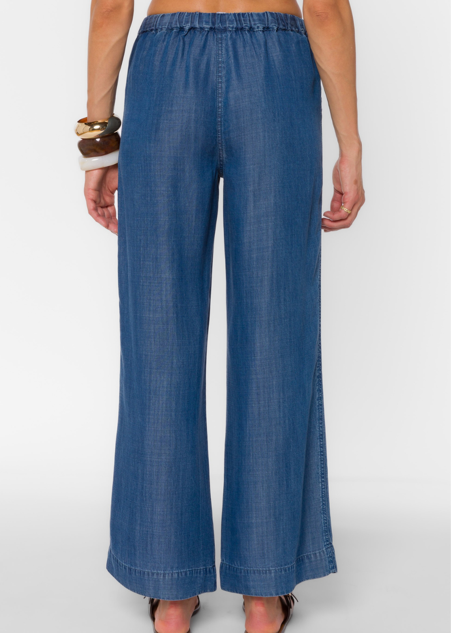 These pull on wide leg pants feature an elastic drawstring waist, front pouch pockets and have a soft fluid drape.