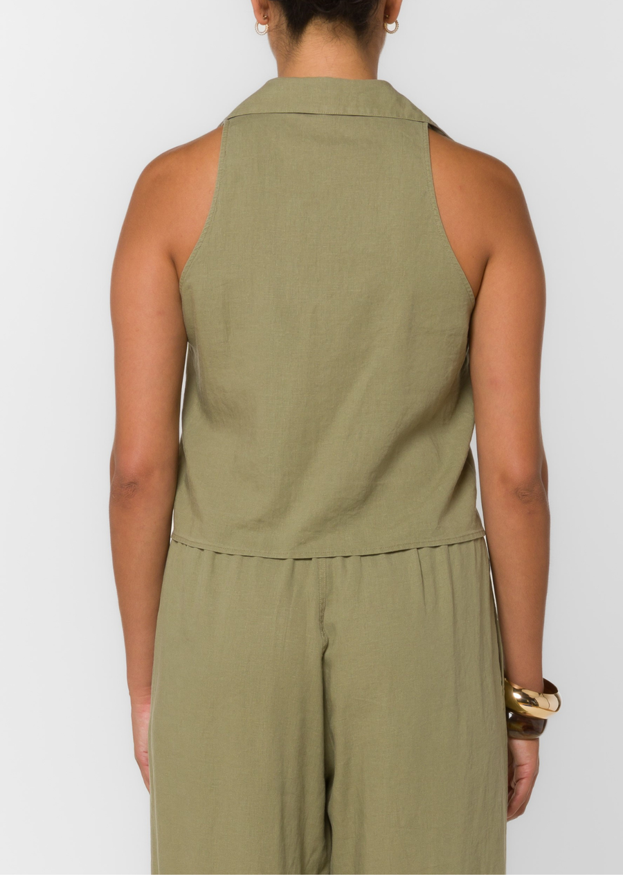 This sleeveless linen blend halter top features a spread collar, button-front closure and a&nbsp; lightweight breathable feel.