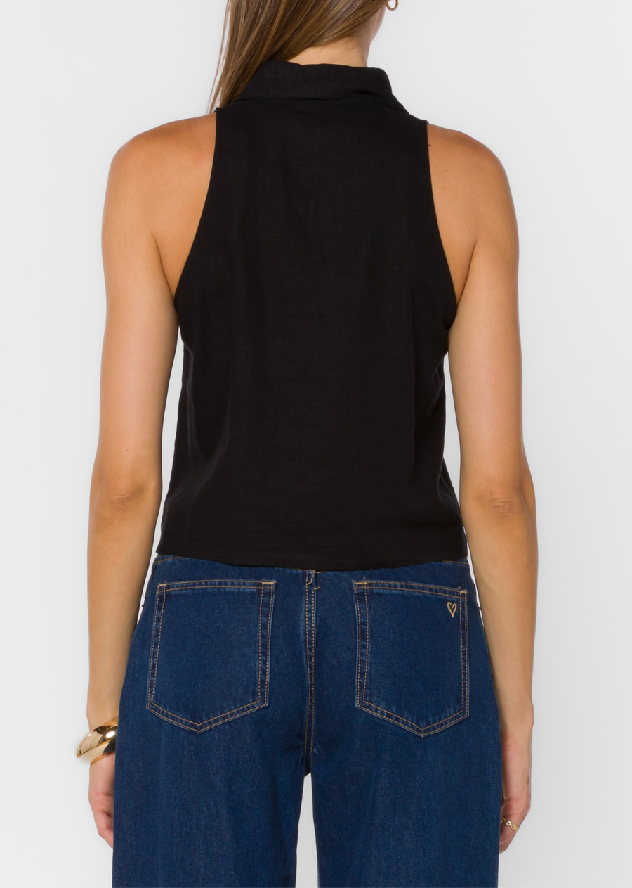 This sleeveless linen blend halter top features a spread collar, button-front closure and a&nbsp; lightweight breathable feel.
