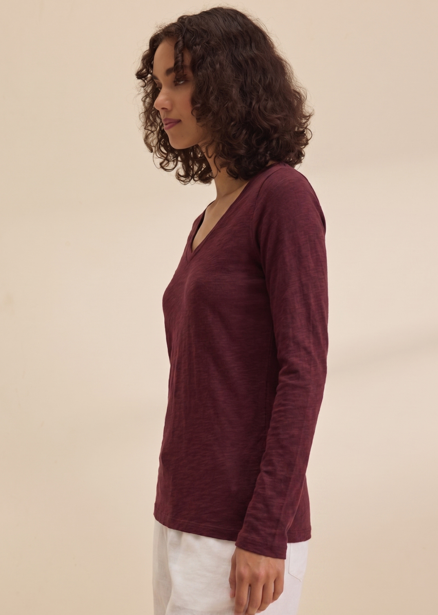 Made from a textured cotton slub, this tee features a flattering v-neckline and long sleeves. Perfect for everyday wear, you'll find yourself reaching for it time and time again.