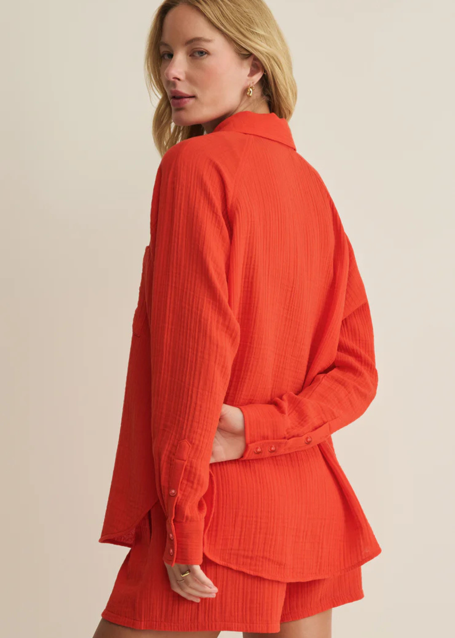 Made in an airy, lightweight cotton with a beautifully soft crinkle texture, this button-down gets better every time you wear it. Its relaxed fit, delicate buttons, and classic shirt collar make it both effortless and versatile for everyday.