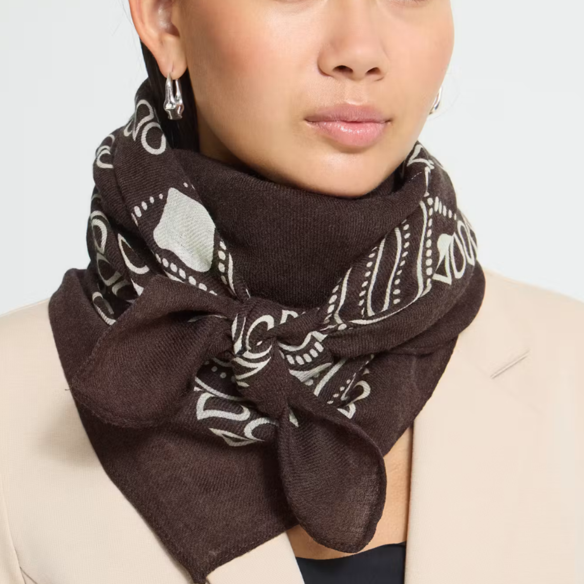 Scarf with a lightweight, soft finish and a visible large square shape. Classic frayed edges and bold contrasting motif along the border. Effortlessly elevates everyday style.